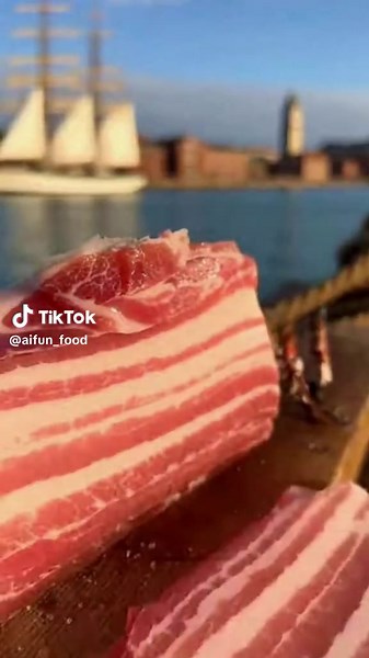 Easy Clam Chowder Recipe Creamy, simple, and ready in about 25 minutes. Ingredients \t•\t2 cups chopped clams (canned or fresh) \t•\t2 potatoes, diced \t•\t2 tbsp butter \t•\t1 small onion, chopped \t•\t1 cup milk \t•\t1 cup heavy cream \t•\t1 cup clam juice or broth \t•\tSalt and black pepper to taste \t•\tOptional: chopped parsley Instructions \t1.\tMelt butter in a pot and sauté the onion until soft. \t2.\tAdd diced potatoes and clam juice. Simmer about 10–12 minutes until potatoes are tender