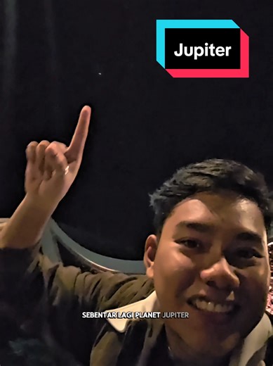 Oposisi Jupiter – 10 Januari 2026 Tanggal 10 Januari besok, planet terbesar di Tata Surya lagi ada di posisi terbaiknya buat diamati guys, fenomena ini dikenal dengan istilah oposisi Jupiter. Oposisi itu kondisi saat Bumi berada tepat di antara Matahari dan Jupiter. Jupiter bakal terlihat paling terang, paling besar dan dapat diamati semalaman penuh. Terbit barengan Matahari terbenam dan baru tenggelam pas Matahari terbit. Di momen ini, jarak Jupiter ke Bumi juga lagi relatif paling dekat. Makan