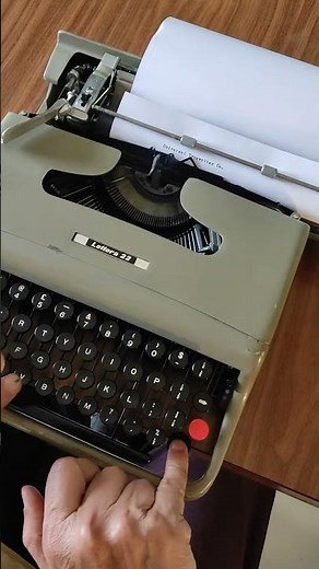 Olivetti Lettera 22 Typewriter