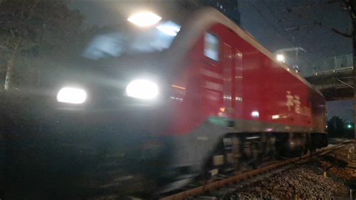 【中国铁路】闪亮的头灯刺破黑暗！上局沪段HXD1D-0145开单机回送前往南星桥站 临平机外停车