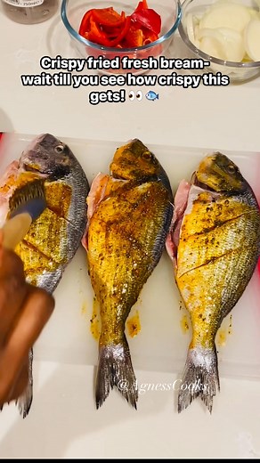 Simple ingredients, big flavour! This fried bream is — golden, crispy on the outside, and tender inside. Sometimes the best meals are the simplest ones. Perfect with rice, salad, or a squeeze of lemon . #FriedBream #CrispyFish #SimpleCooking #HomeCooking #AgnessCooks #SeafoodLovers #QuickMeals #CookingMadeSimple #DeliciousAndSimple #DinnerInMinutes | Agness Chileshe