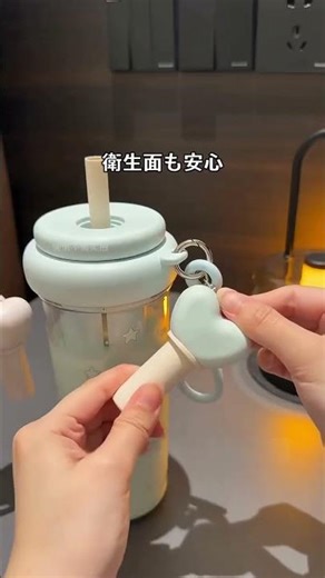 この防塵キャップのデザイン、すごく好き！付けない時は小さなチャームとしても可愛いね。#水筒 #防塵キャップ #茶葉ケース付き #夏にぴったり #おすすめ