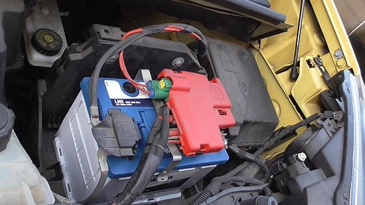 カングー（KWK4M）のバッテリー交換の手順と注意点を解説