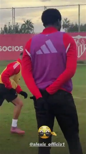 😎 ¡El Niño quiere volver a brillar! 🪄 En la previa del duelo entre el Sevilla y el Oviedo, por la fecha 16 de la liga española, el equipo andaluz compartió este golazo de Alexis Sánchez en medio del entrenamiento. Flojita la definición del tocopillano... 🎥: @sevillafc #sevilla #alexissanchez | As Chile