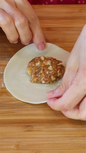 How to Make Chinese Dumplings (Step-by-Step!) 🥟✨ 📝Full Video Printable Recipe: https://cicili.tv/chinese-pork-dumplings/ Serves: 24 Prep time: 1 hour Rest time: 15 minutes Cook time: 10 minutes For the infused water: 1 teaspoon Sichuan peppercorns 2 stalks scallions 3 slices ginger 1 ½ cups warm water For the filling: 1 pound ground pork Pinch of salt Pinch of white pepper 2 tablespoons soy sauce 1 ½ tablespoons dark soy sauce 1 tablespoon oyster sauce 1 tablespoon Shaoxing wine 1 tablespoon c
