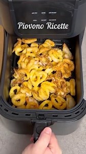 46K views · 981 reactions | I calamari fritti in friggitrice ad aria sono proprio deliziosi. Al termine della cottura saranno morbidi all’interno e super croccanti all’esterno. Soprattutto le teste saranno croccantissime! | Piovono Ricette | Facebook