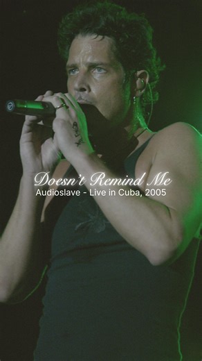 𝐋𝐀 𝐂𝐎𝐑𝐍𝐄𝐋𝐋𝐏𝐄𝐃𝐈𝐀 on Instagram: "En Out of Exile (2005), su segundo álbum de estudio, Audioslave mostró un sonido más luminoso y reflexivo. Con “Doesn’t Remind Me”, Chris Cornell transformó la nostalgia en serenidad: una canción sobre dejar de huir del pasado y aprender a estar en paz consigo mismo. 🎥 Audioslave — En vivo desde Cuba, 2005. El concierto completo está disponible en el canal Front Row Music en YouTube: 🔗 https://youtu.be/30WUfb65-0o?si=KX-CMYZf3oKGvEdP 🎬 Edición y su