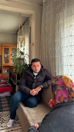 Kütahya’nın Tavşanlı ilçesinde iki çocuk annesi bir aile… Bir evlat üniversite, diğeri lise öğrencisi. Lise okuyan kardeşimiz okul çıkışında çalışarak hem kendi ihtiyaçlarını karşılamaya hem de annesine destek olmaya çalışıyor. Ailenin kaymakamlıktan aldığı yardım dışında düzenli bir geliri yok. Hayırseverlerin desteğiyle ayakta kalmaya çalışıyorlar. 3 aylık kira borcu birikmiş durumda. Aylık kira 5.000 TL ve üç aydır ödenemiyor. Evlerinde temel ihtiyaçlar eksik. Beyaz eşya, yatak, yorgan, çekya