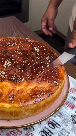 ‎مفارش محمد‎ on Instagram‎: "⁨ المخضوبة اليمنيه الرزنه . @mohannadzohair المقادير : @mohannadzohair 4 أكواب دقيق 2 م/ك خميرة فورية م/ص بيكنج باودر 1/2 م/ك ملح 4 م/ك سكر 1/4 كوب زيت م/ك حبة البركة وسمسم كوب حليب دافئ حبتين بيض كوب ونصف ماء دافئ بالتدريج حتى نحصل على القوام المطلوب لدهن العجينة صفار بيضه م/ص حليب طريقة التحضير : نخلط المواد الجافة سويا ثم نضيف المواد السائلة ونخلطهم سويا ونضيف الماء بالتدريج حتى نحصل على قوام لين شبه متماسك نفردها بصينية التحضير ندهن الوجه بصفار البيضة ونرش عليها 