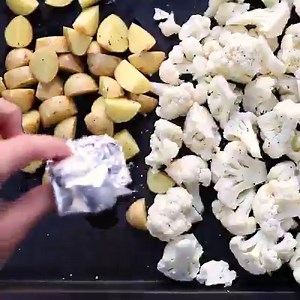 4.6M views · 452 reactions | This winter weather has us craving soup 24/7! This ROASTED GARLIC CAULIFLOWER CHOWDER may be your new favorite soup this season! It's loaded with flavor & takes just 30 minutes to make! 籠 FULL RECIPE: https://www.simplyquinoa.com/30-minute-roasted-garlic-cauliflower-chowder/ | Simply Quinoa | Facebook