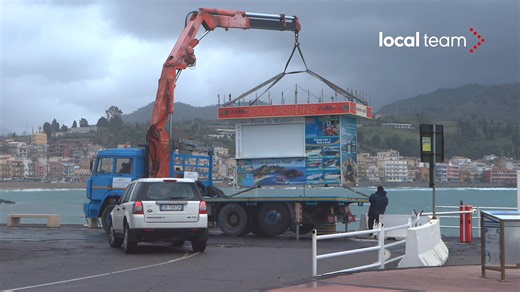 Corsa contro il tempo a Giardini Naxos, in provincia di Messina, per rimuovere gazebo e barche dal lungomare. Le onde si stanno via via intensificando ed è attesa una mareggiata molto importante nelle prossime ore. | Local Team