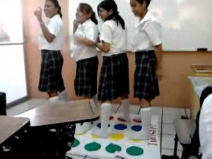JUGANDO TWISTER