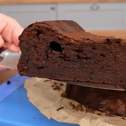 Slicing Through Layers of Cake 🤤 | Barry Lewis