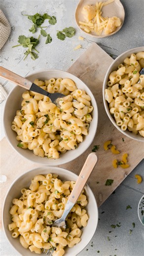 Mac & Cheese... with a tasty twist! Whip up this indulgent Garlic Parmesan Mac & Cheese in just 20 minutes to share with family (or to have all to yourself) ❤️ https://bit.ly/SR-GarlicParmesanMacAndCheese | San Remo