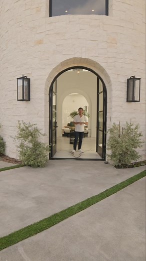 Welcome to The Oaks! A premium estate with lavish finishes and amenities throughout. 💎 Behind double private gates of the exclusive Estates of the Oaks community, sits this majestic residence on a sprawling 1.14 acres of meticulously curated grounds including approx. 14,000 SF of remarkably warm interiors, a detached guest house with a full kitchen, sports court, expansive, grassy backyard and the highest calibre craftsmanship. Set at the end of a quiet cul-de-sac, this thoughtfully reimagined 