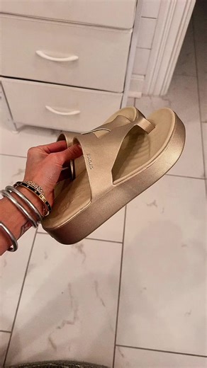 Stylish Gold Crocs for Your Summer Getaways