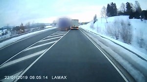 3.9M views · 15K reactions | Dva roky a tři měsíce nepodmíněně!!! Takový verdikt dnes vynesl německý soud nad českým řidičem kamionu, který na začátku letošního roku riskantním předjížděním ohrozil v Bavorsku protijedoucí autobus. Českého šoféra tak za tento manévr poslali němečtí soudci bez pardónu do vězení... | Michal Janotka | Facebook