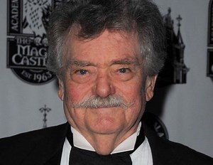 Muere Bernard Fox, actor de 'Embrujada' y 'Titanic', a los 89 años a causa de un fallo cardíaco