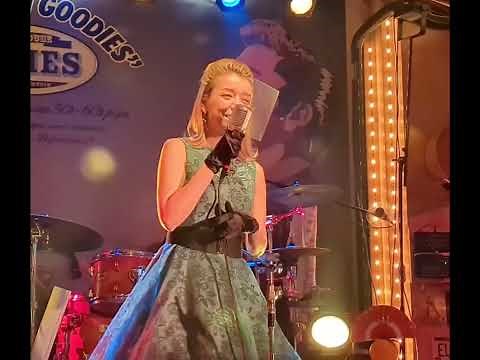 ベティ（藤本純子さん）が歌う青春の輝き