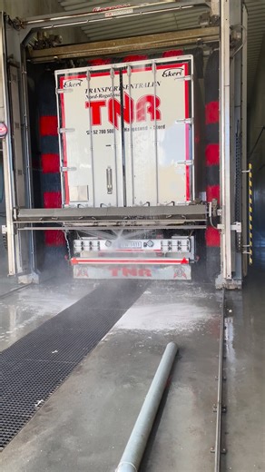 Uansett om dere driver med manuell eller automatisk storbilvask, har vi kjemien som leverer resultater 🤝 Gi kundene en vask de legger merke til – effektiv rengjøring, høy glans og en finish som gjør at de velger deres anlegg igjen og igjen 👍 Våre såper er utviklet for maksimal effekt med lavt forbruk, noe som gir både fornøyde kunder og god økonomi. @topptilhengere Pettersen Autospa As | Pettersen Autospa As