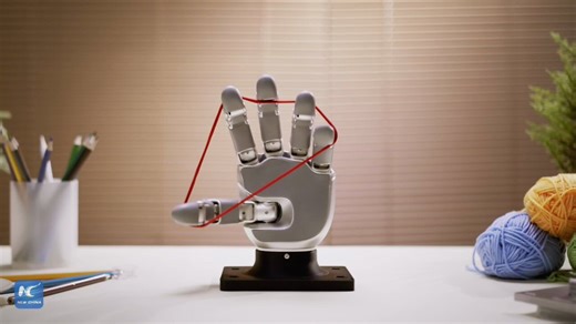 Finger-string games, Rubik's cubes, fidget spinner... The new robotic hand from a Chinese tech company can handle them all! Find out what makes it special.