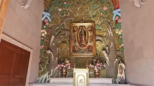 Ya conoces la Capilla del Calvario San Juan de los Lagos Hoy transmitimos en vivo desde uno de los lugares más emblemáticos de nuestra ciudad. La Capilla del Calvario data del siglo XVII. Su estilo es renacentista, con detalles barrocos. Fue construida en cantera rosa rajuelada, pulida en los contrafuertes y rematada con una cornisa y una espadaña de orden neoclásico. Se trata de una planta octogonal angular, cuya fachada principal se levanta sobre una plataforma de tres metros de altura, con un