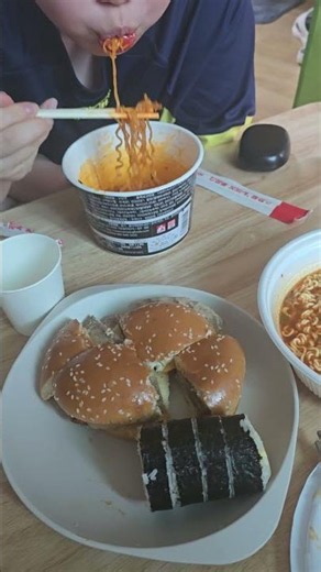 먹방요정 이렇게 하는거 맞나요?이사람 앵글도 안맞추고 뭐하는건가요? 왜이러는지 아시능분