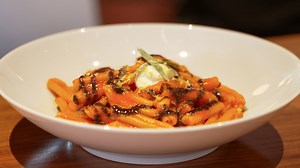 Grenzenlos köstlich mit Björn Freitag und Tamina Kallert | Brot-Pasta mit Paprika-Mohn-Emulsion und fermentiertem Hüttenkäse