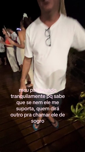 Meu pai vivendo tranquilamente porque sabe que ninguém vai aguentar minha filha