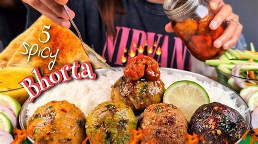 印度素食Diksha Patgiri-烹饪与品尝5种不同辣味土豆泥配热米饭、豆汤及鬼椒泡菜 | 辣味拌菜