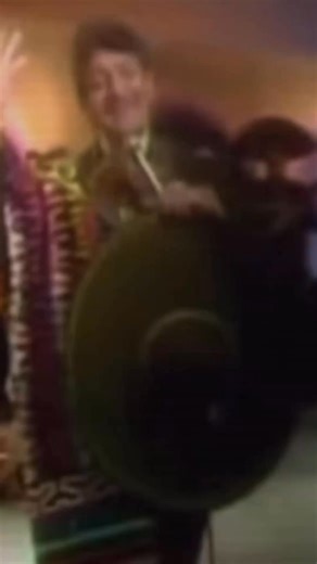 De mesero a leyenda: los humildes inicios de José Alfredo Jiménez. #JoséAlfredoJiménez #ReyDelAcordeón #MúsicaRanchera #HistoriaDeLaMúsica #LeyendasMexicanas #BolerosRancheros #ÍconoMexicano | Archivo Musical