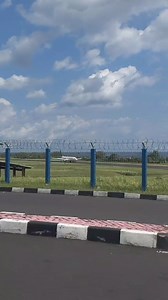 256K views · 1.5K reactions | Garuda Indonesia dengan Nomor Penerbangan GIA 648 yang tidak bisa mendarat di Ternate akhirnya tiba dengan selamat. Alhamdulillah! Sebelumnya pesawat tujuan CGK-TTE ini kesulitan mendarat di Bandara Babullah dan terlihat dari Flight Radar, Pesawat berputar-putar lalu mengarah ke Manado. Demikian stte Video : statusternate | Status Ternate | Facebook