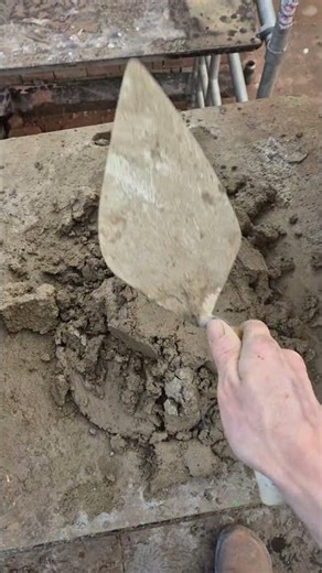 reactivating lime mortar #bricklaying #lime #diy #asmr #pov #construction #soundon #soundup #sound