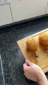 COXA CREME 🍗🤤INGREDIENTES:1kg Coxas de Frango sem pele4 Batatas Médias1 colher de chá de sal.1 colher de chá de curryPimenta do Reino A Gosto4 Dentes de AlhoMussarela a gosto4 OvosFarinha PankoModo de preparo: Selei a coxa no alho e no açúcar conforme falei no vídeo, coloquei sal e curry e levei para cozinhar por 25 min. Cozinhei as batatas com sal ate quase derreter, assim fica mais fácil para amassar bem. Amassei e reserveiCom a coxa cozida, retirei o caldo, desfiei toda ela e retirei os oss
