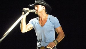 Tim McGraw jumps offstage to confront hecklers after forgetting lyrics