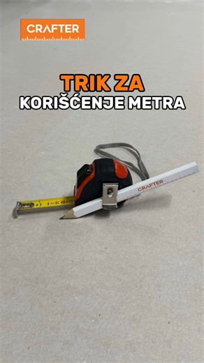 ✅ TRIK ZA KORIŠĆENJE METRA! Ovaj deo na metru nije samo za kačenje za pojas — tu može da ide i stolarska olovka! Nasloniš metar na ivicu, povučeš liniju i dobiješ tačno obeleženo mesto za sečenje ili obradu. Brže, preciznije i bez nagađanja. Da li si ovo već znao ili prvi put vidiš? Piši nam u komentarima 👇 | Crafter_Srbija