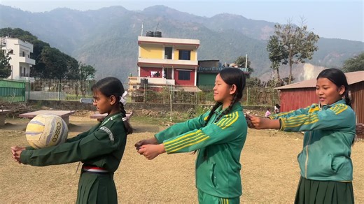 Interactive team building game: Backward pass the ball