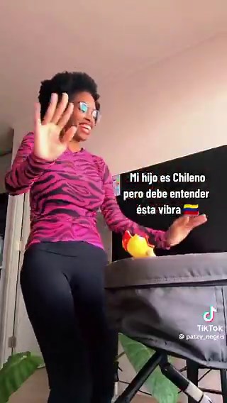La cria de esta Venecus Macacus 🦧 tiene documentos chilenos.Durante la crianza ella transmitirá todos sus conocimientos a su retoño para que pueda sobrevivir en un mundo difícil.👉🏻mover el culo bailando, solo con eso esa criatura se podrá desenvolverse en la sociedad