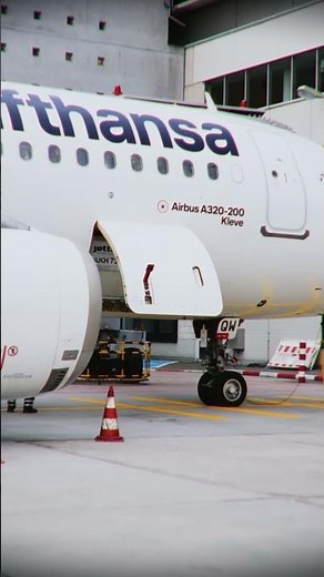 Ground handling is like a pit stop at lightning speed: only with way bigger wheels! 🏁✈️ | Lufthansa