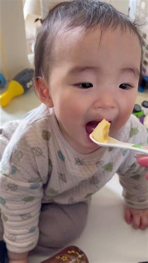 バナナそのままあげたらかぶりつくかなと思ったけどそりゃ食べずらいよね🤣スプーンであげたよ🥄#1歳 #おやつ #離乳食