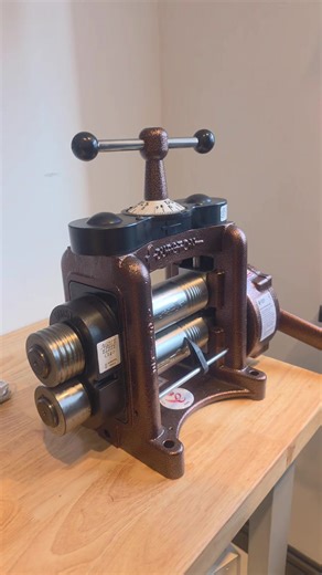 Bonjour Ki Manier 🇲🇺 Artisans Never give up, we Create, adapt and Survive When Resilience prevails value Handmade in Britain, your professional Stone Setter From Mauritius to Hatton Garden welcome Designers in our New Workshop See you Soon #vs1setting #stonesetter #Jewellers #Hattongarden