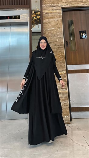 Kayla KamiLa Chairunnisa on Instagram: "Bismillah Open PO ✨Azizah Jersey ⭕️dres + outer matt jersey mix stiekr aurakay ⭕️ outer lepas pasang ⭕️atas jersi busui resleting tangan Size S=96/138 M=100/138 L=106/143 Xl=110/143 💚Rp 595.000 Set scraf Logo kristal di depan"