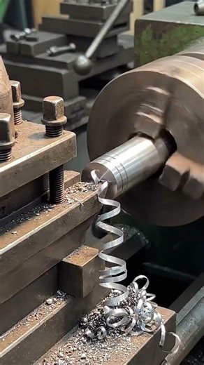 How to work on lathe machine #machine #machinist #lathemachine #satisfying #lathetools