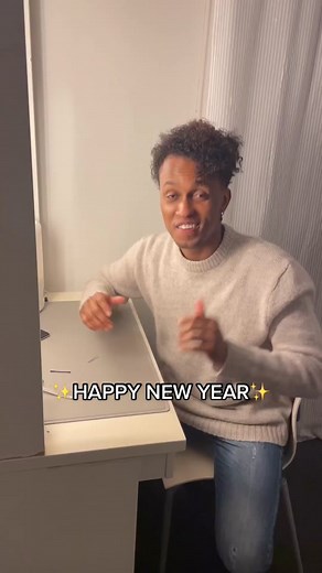 HAPPY NEW YEAR von unserer Cast und allen im Operettenhaus, die Hamilton jeden Abend auf der Bühne möglich machen! 🌟 Video by Gino Emnes, unserem A.Burr! #hamiltondeutschland #HamiltonDasMusical #HamFam #HamiltonMusical #musicaltok #OnStage #Stageentertainment #HamiltonTikTok #Hamiltontok #musicaltheatre #Musiktheater #Musical