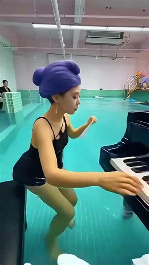 ¡No creerás cómo termina este concierto! 🎹💦 #Rumi #PianoMagic #Transition #Cosplay