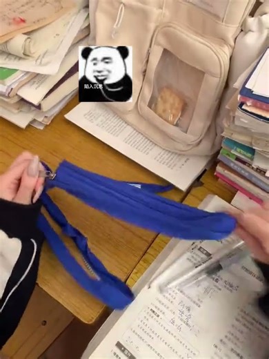 Wow, this is a pencil case. That’s very interesting. A zipper pencil case. It’s a very new thing