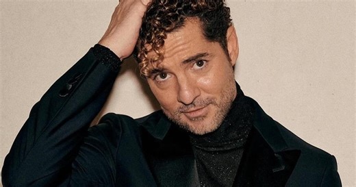 David Bisbal lo muestra todo: se le rompen los pantalones en pleno concierto