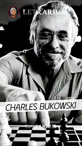 Charles Bukowski (1920-1994) 🍷🔥 fue un poeta y novelista estadounidense, conocido por su estilo crudo y realista que reflejaba la vida de los marginados y la clase trabajadora. Su obra es considerada un reflejo de la sociedad estadounidense del siglo XX. Bukowski, también conocido como «el poeta de los perdedores», abordó temas como el amor, la soledad y la lucha personal en un tono honesto y directo. #citas #literatura #escritores #charlesbukowski #bukowski | Letrarium