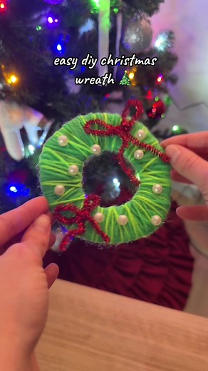 DIY christmas wreath tutorial !🎄 #tutorial #christmasdecor #craft #fyp #aesthetic