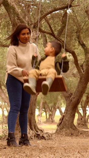 Sometimes the simplest projects create the biggest memories 🌿 Building a swing together is about more than the finished result. It’s teamwork, problem solving, laughter and time spent side by side. This hands-on project from Wild Projects for Families turns outdoor time into shared family moments that kids remember long after the rope comes down. Because connection grows best outdoors 💚 #yourwildbooks #wildprojectsforfamilies #outdoorplay #familyconnection #natureplay screenfreechildhood wilda